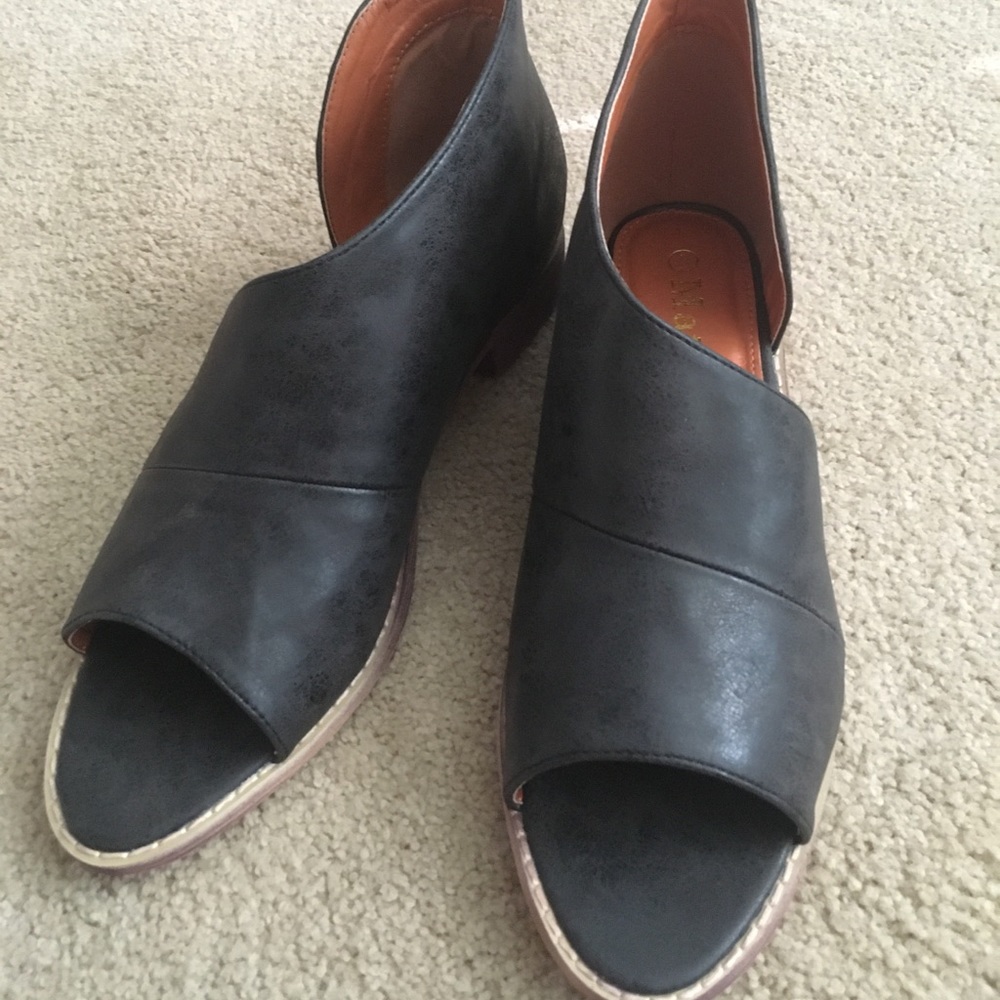 Women’s black shoes